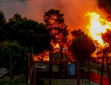 Πάνω από 24 οι νεκροί στην Ραφήνα - 2 μάνες κάηκαν με τα παιδιά τους - Πολλοί πνίγηκαν! (upd 9)